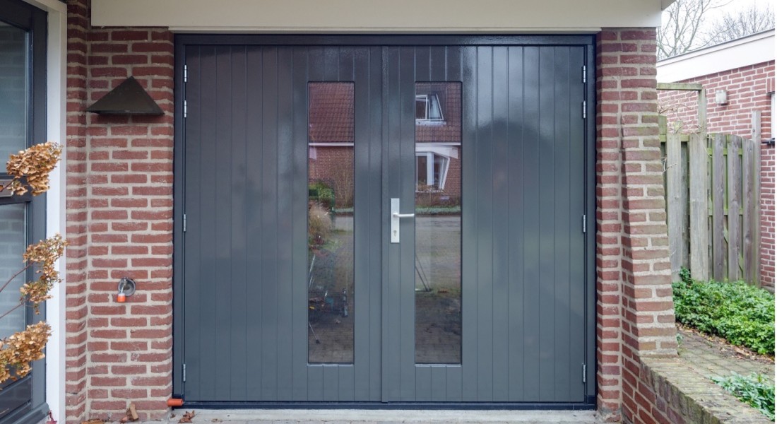 Openslaande garagedeuren van hout kopen? Let dan hier op!