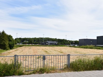 Bedrijfsruimte met vrijstaande woning Straatweg 72